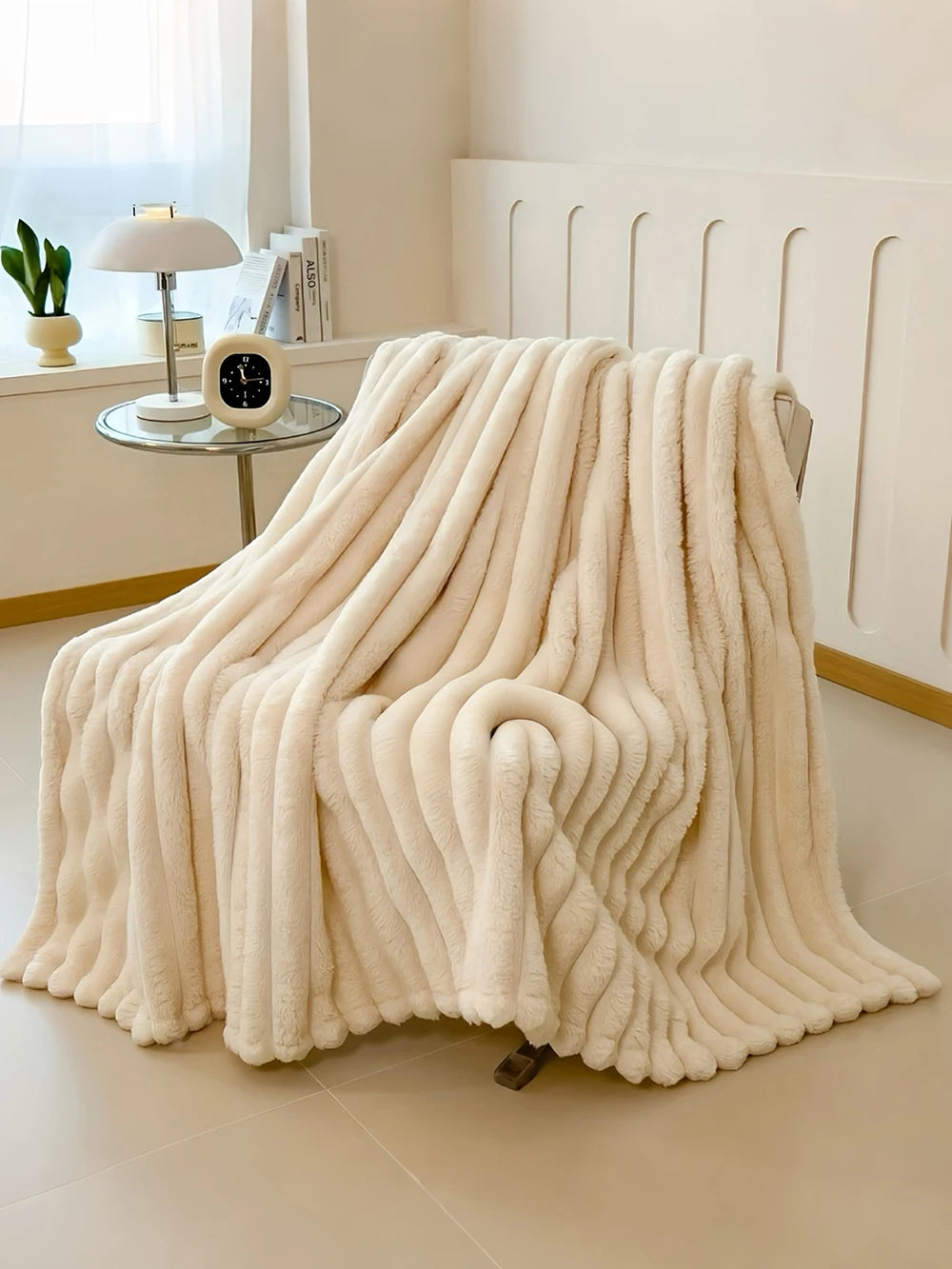 All-Season Gift，Luxurious Faux Rabbit Fur Throw Blanket, Flannel Fabric-Soft, Warm&Cozy for Couch, Bed, and Travel-Versatile.